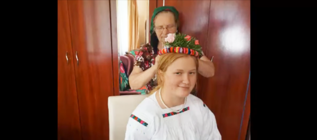 Maria Romaniuc, ultima femeie din Rona de Sus care mai coase cununi de mireasă tradiționale în comunitatea ucraineană