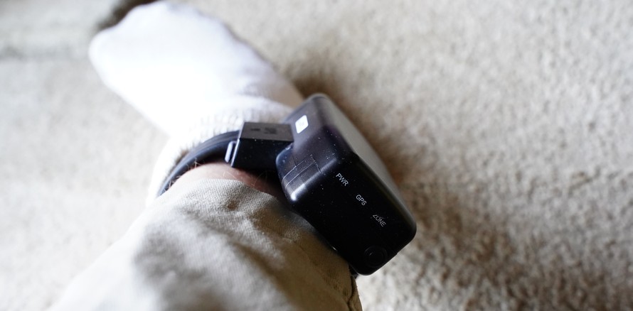 Și-a distrus dispozitivul de monitorizare electronică, dar s-a ales cu un altul. Plus alte complicații la dosar