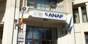 Despre funcționarul cameleon : ziua te controlează, seara te apără