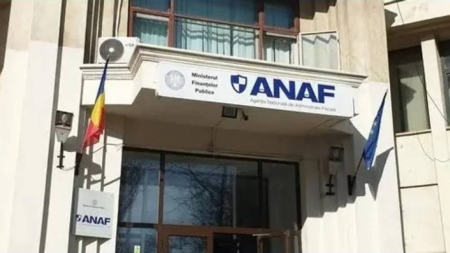 Despre funcționarul cameleon : ziua te controlează, seara te apără