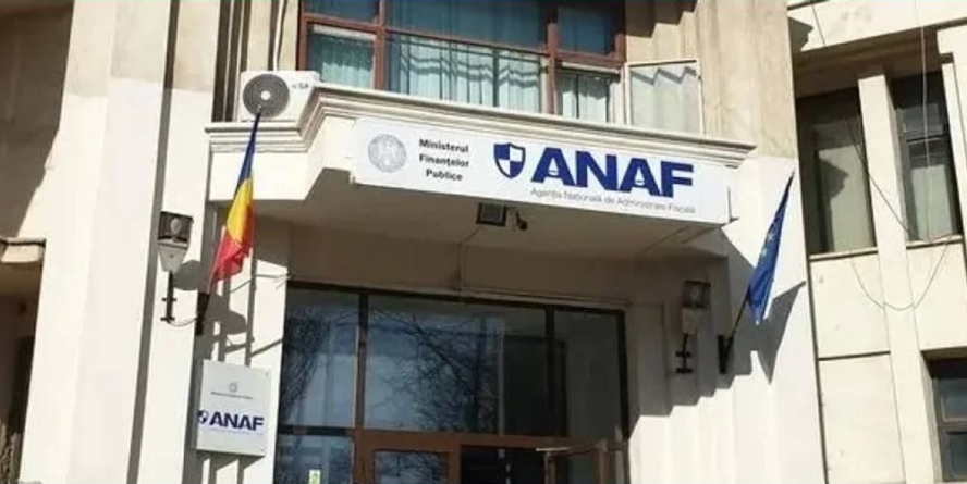 Despre funcționarul cameleon : ziua te controlează, seara te apără