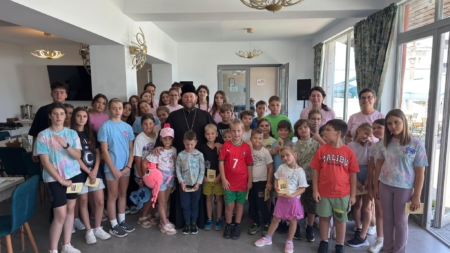 PS Părinte Timotei Sătmăreanul s-a aflat în mijlocul copiilor din tabăra de la Izvoare