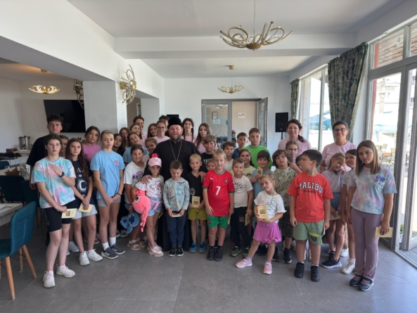 PS Părinte Timotei Sătmăreanul s-a aflat în mijlocul copiilor din tabăra de la Izvoare