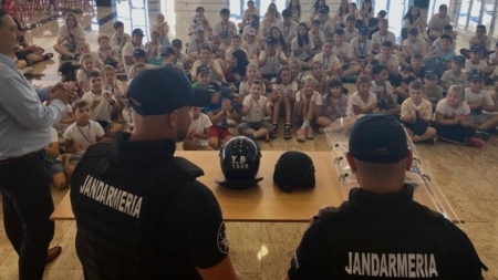Peste 2.500 de preșcolari și elevi au participat, în iulie, la activitățile organizate de jandarmi în taberele de vacanță