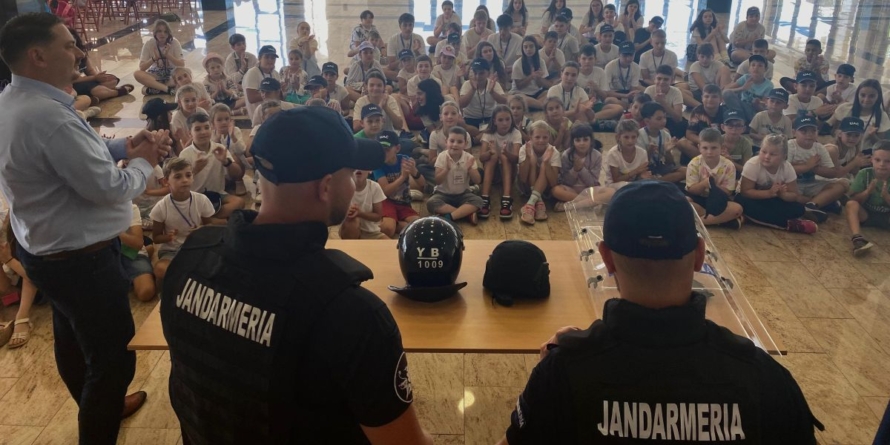 Peste 2.500 de preșcolari și elevi au participat, în iulie, la activitățile organizate de jandarmi în taberele de vacanță