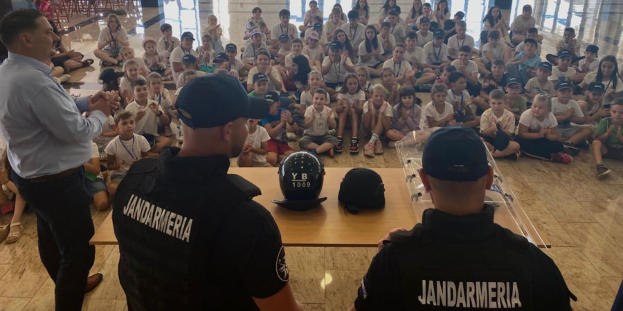 Peste 2.500 de preșcolari și elevi au participat, în iulie, la activitățile organizate de jandarmi în taberele de vacanță
