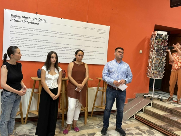 Artista Alexandra Daria Teglaș a vernisat microexpoziția “Ritmuri interioare”