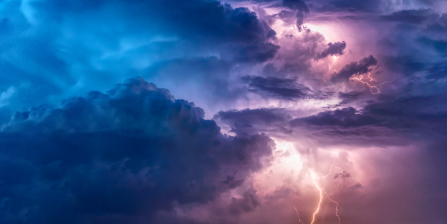 Furtuni puternice prognozate până luni dimineață