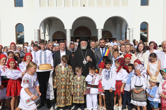 PS. Părinte Iustin s-a aflat în mijlocul credincioșilor la Bârsău de Sus