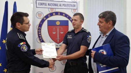 Distincție pentru un polițist de la SPF Poienile de sub Munte după ce, în timpul liber fiind, a salvat 4 persoane căzute cu mașina într-o râpă