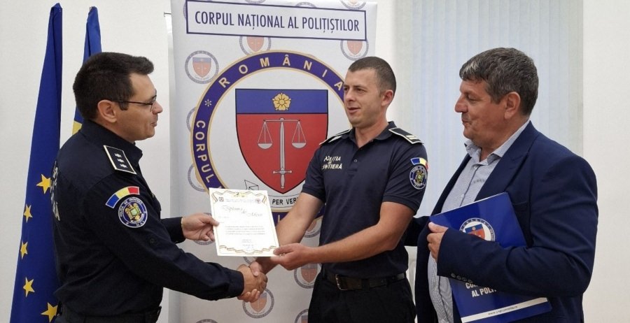 Distincție pentru un polițist de la SPF Poienile de sub Munte după ce, în timpul liber fiind, a salvat 4 persoane căzute cu mașina într-o râpă