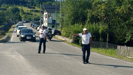 Aglomerație în trafic în zona lăcașurilor de cult
