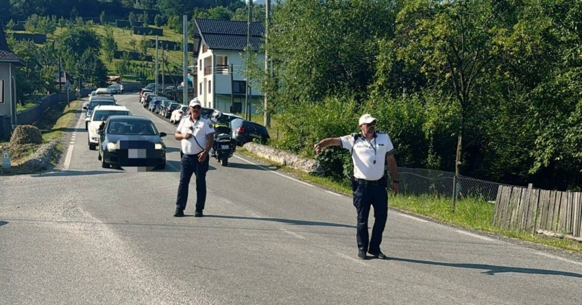 Aglomerație în trafic în zona lăcașurilor de cult