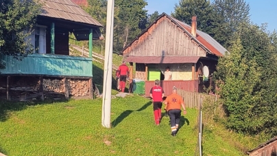 Intervenție a salvamontiștilor într-o zonă greu accesibilă în sprijinul unei femei care avea nevoie de îngrijiri medicale