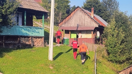 Intervenție a salvamontiștilor într-o zonă greu accesibilă în sprijinul unei femei care avea nevoie de îngrijiri medicale