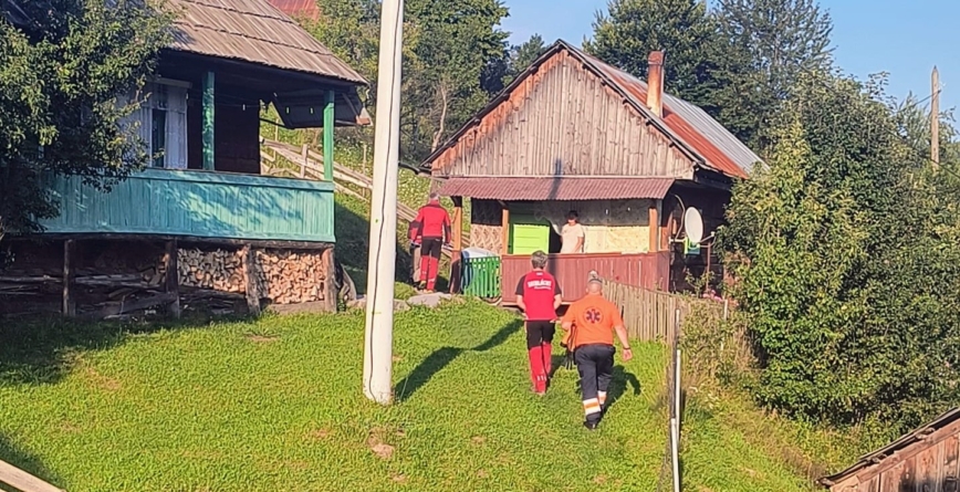 Intervenție a salvamontiștilor într-o zonă greu accesibilă în sprijinul unei femei care avea nevoie de îngrijiri medicale