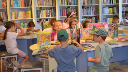 Școala de vară la bibliotecă: Copiii au petrecut momente frumoase printre cărți