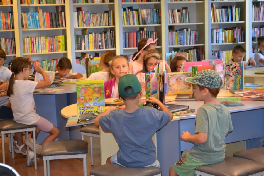 Școala de vară la bibliotecă: Copiii au petrecut momente frumoase printre cărți