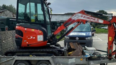Un trailer și un utilaj furate din Austria, găsite într-o curte din Ieud