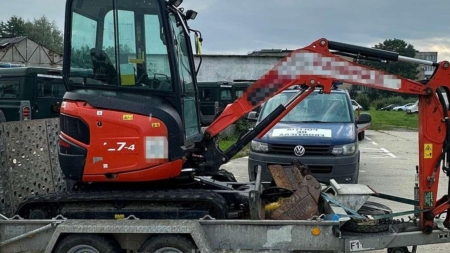 Un trailer și un utilaj furate din Austria, găsite într-o curte din Ieud