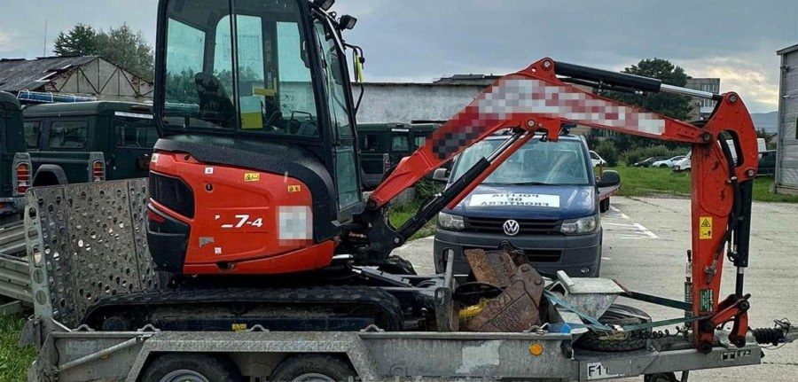 Un trailer și un utilaj furate din Austria, găsite într-o curte din Ieud