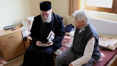 PS Iustin: „Să-i ocrotim și să-i iubim pe bătrânii noștri pentru că datorită vieții și rugăciunilor lor Dumnezeu ne va dărui înțelepciune să ducem mai departe Țara, Neamul și Biserica”