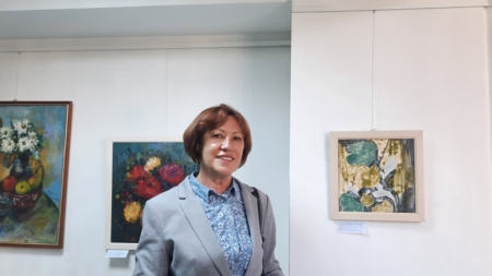 Artista Csorba Marcela vă invită la deschiderea expoziției „Între timp și lume”