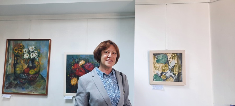 Artista Csorba Marcela vă invită la deschiderea expoziției „Între timp și lume”