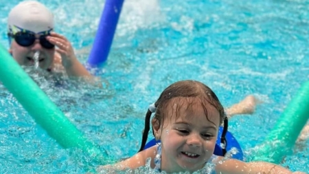 Cursuri de înot pentru toate vârstele, organizate de CS Seini