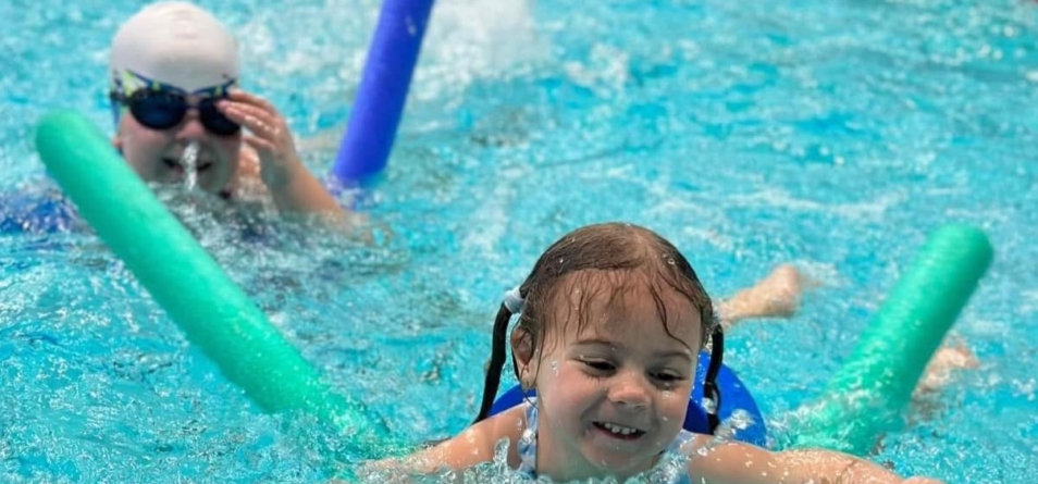 Cursuri de înot pentru toate vârstele, organizate de CS Seini