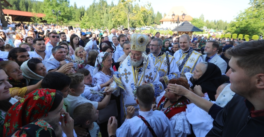 PS Iustin: „În mijlocul satelor noastre a ars tămâia pe Altarul cel Sfânt și la Altar au fost aduse ofrandele ca jertfă din osteneala și sudoarea muncii”