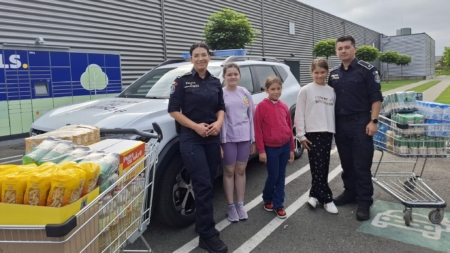Bunătate la frontieră: Cum o familie de polițiști de frontieră și trei fetițe au ajutat sinistrații din Broșteni