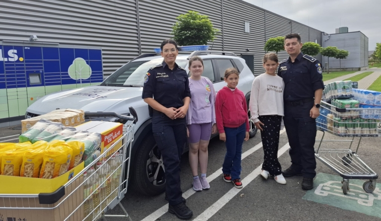 Bunătate la frontieră: Cum o familie de polițiști de frontieră și trei fetițe au ajutat sinistrații din Broșteni