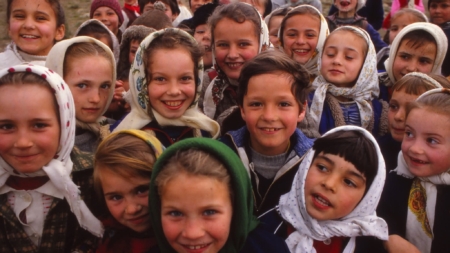 Prima zi de școală: Între parfumul florilor de azi și lipsurile copilăriei de altădată