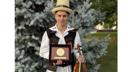 Tânărul violonist Rareș Pop aduce în Maramureș premiul III al Festivalului Național de Folclor „Strugurele de Aur”
