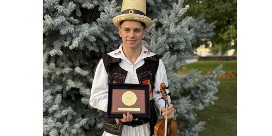 Tânărul violonist Rareș Pop aduce în Maramureș premiul III al Festivalului Național de Folclor „Strugurele de Aur”