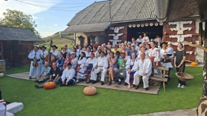 Vizitatori din SUA, încântați de tradițiile, dansurile și portul popular din Suciu de Jos