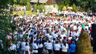 Tradiție și voie bună: „Jocul la Șură” din Suciu de Sus a reunit foarte mulți participanți