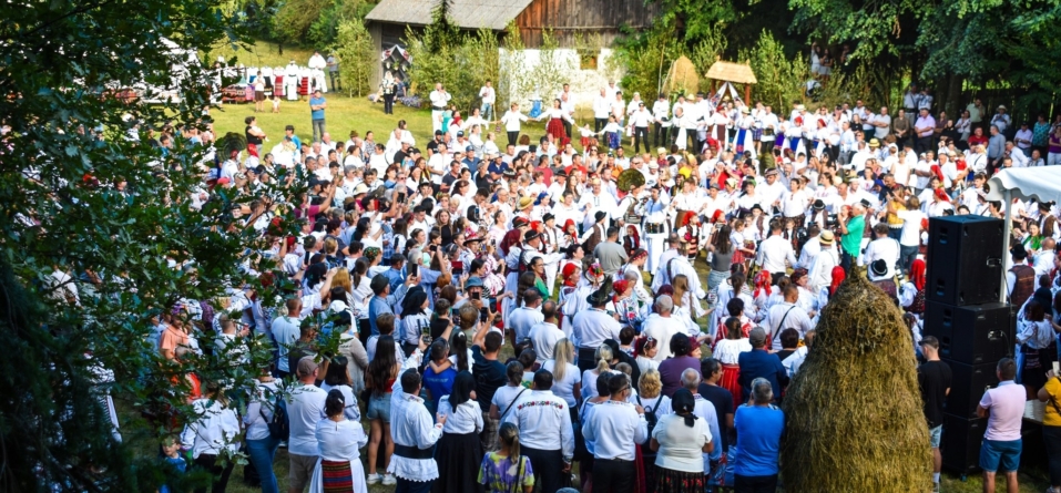 Tradiție și voie bună: &#8222;Jocul la Șură&#8221; din Suciu de Sus a reunit foarte mulți participanți