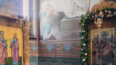 Biserica din Săcălășeni, împodobită cu o Axioniță din lemn de stejar, în care a fost așezată icoana Sfinților Apostoli Petru și Pavel – ocrotitorii parohiei