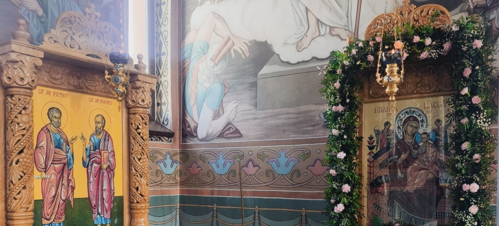 Biserica din Săcălășeni, împodobită cu o Axioniță din lemn de stejar, în care a fost așezată icoana Sfinților Apostoli Petru și Pavel – ocrotitorii parohiei