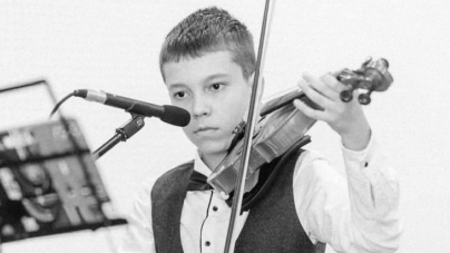 „Cu adâncă durere în suflet ne despărțim de dragul nostru Răzvan” – mesajul Școlii din Băița de Sub Codru după moartea elevului de 13 ani