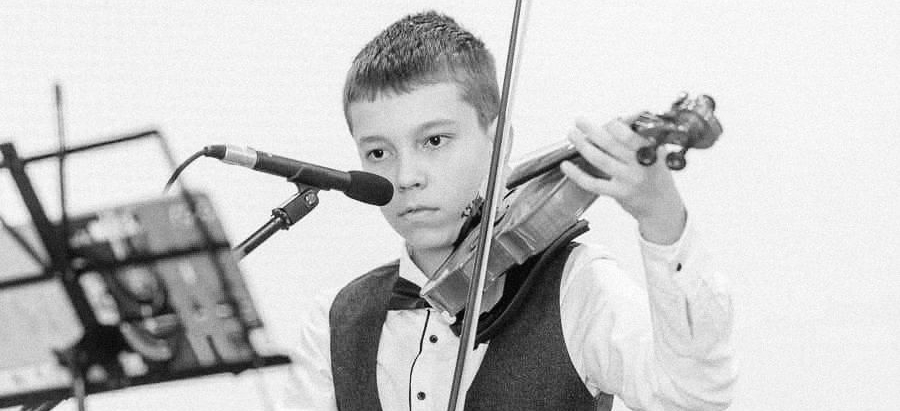 „Cu adâncă durere în suflet ne despărțim de dragul nostru Răzvan” – mesajul Școlii din Băița de Sub Codru după moartea elevului de 13 ani