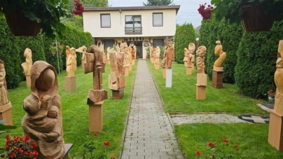 „În grădina lui Ion” – universul sculptorului maramureșean Ion Bledea, redeschis publicului
