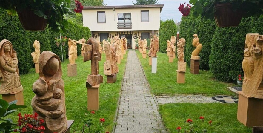 „În grădina lui Ion” – universul sculptorului maramureșean Ion Bledea, redeschis publicului