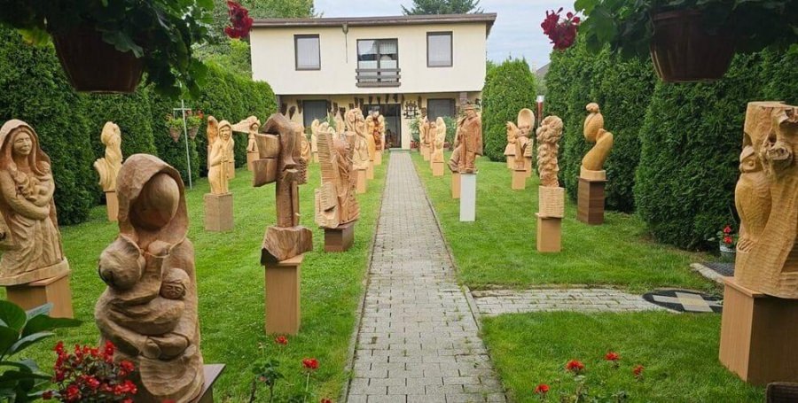 „În grădina lui Ion” – universul sculptorului maramureșean Ion Bledea, redeschis publicului