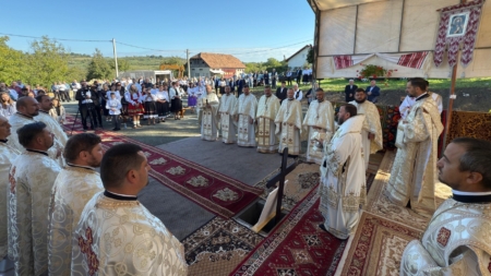 S-a pus piatra de temelie pentru noua biserică de zid din Ciolt