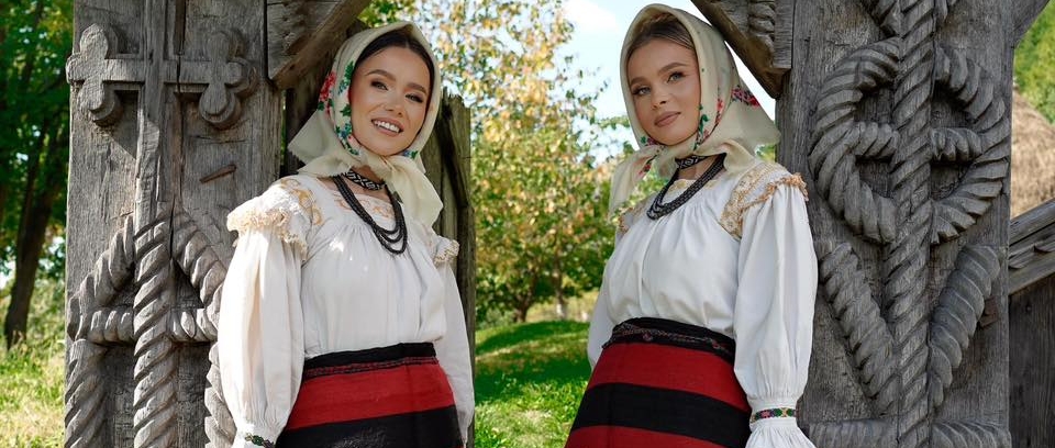 Artistele Suzana și Daciana Vlad vor duce colindul maramureșean în 12 orașe