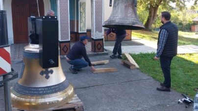 Biserica din Asuaju de Jos are un nou clopot, cel mai mare din Țara Codrului