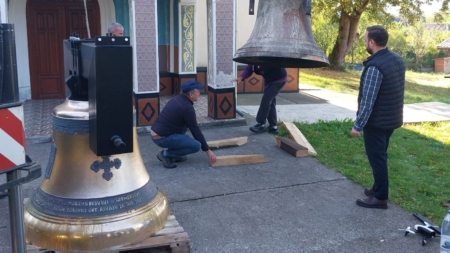 Biserica din Asuaju de Jos are un nou clopot, cel mai mare din Țara Codrului
